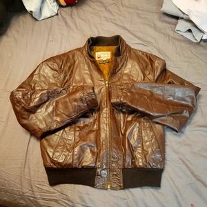 The Leather Shops brown warm and heavy coat. 44 reg brand new not a flaw on it.
